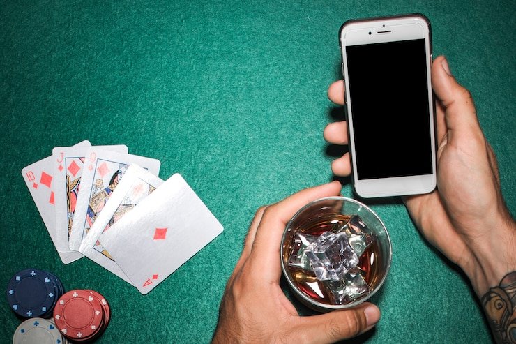 Tim dukungan pelanggan siap membantu pengguna dengan layanan live chat profesional
